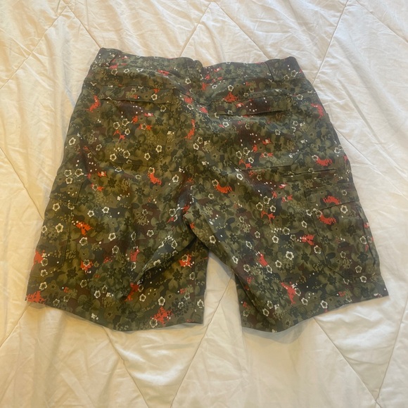 Duluth Trading Dry on the Fly patterned shorts - Picture 3 of 6